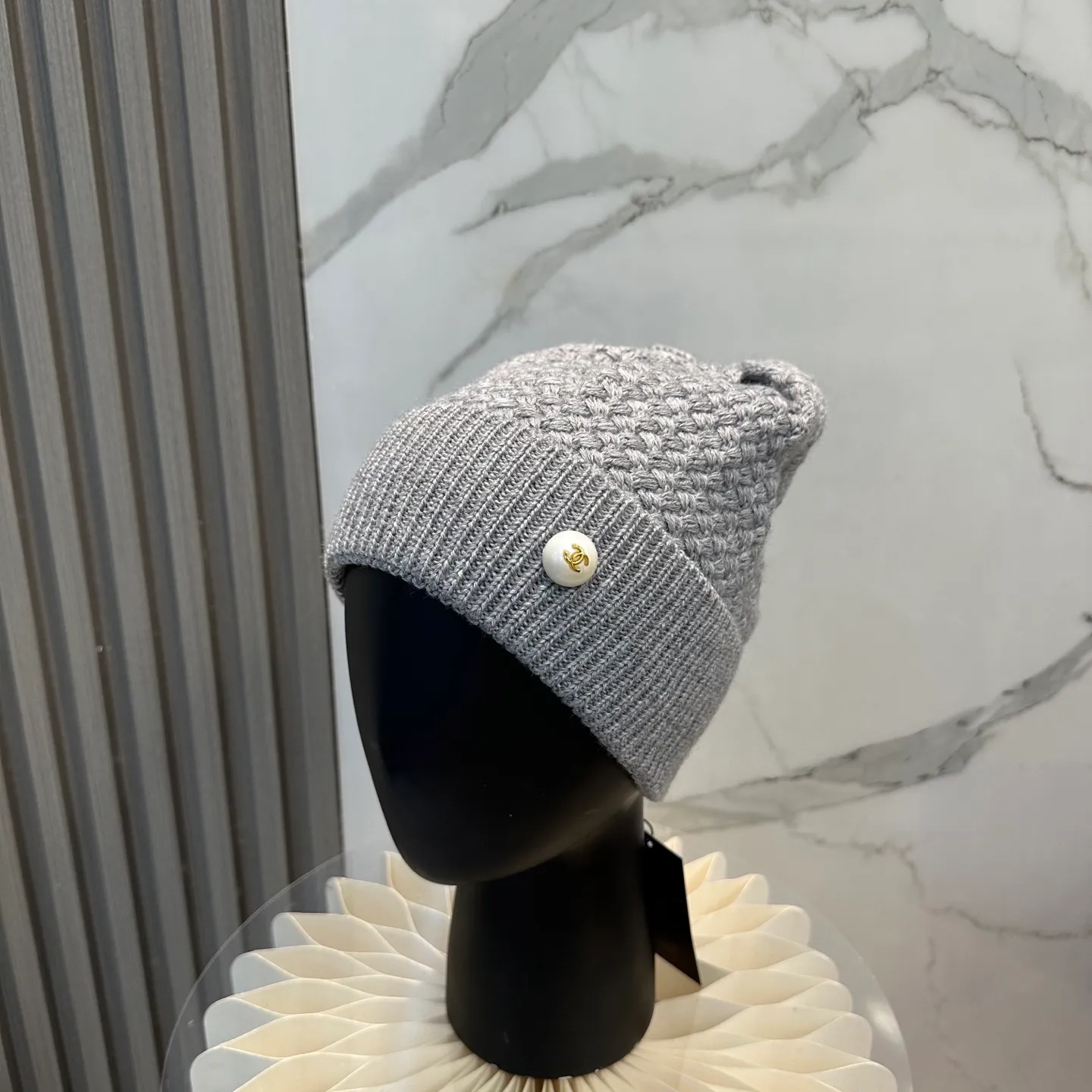 P70 Chanel official website quality Chanel autumn and winter fashion blogger recommended knitted hat, which hides a quiet sense of luxury. Every line is neat and generous, simple but not simple, generous and stylish. Every detail shows high-end taste, and the sense of fashion becomes more and more intriguing in the restraint.