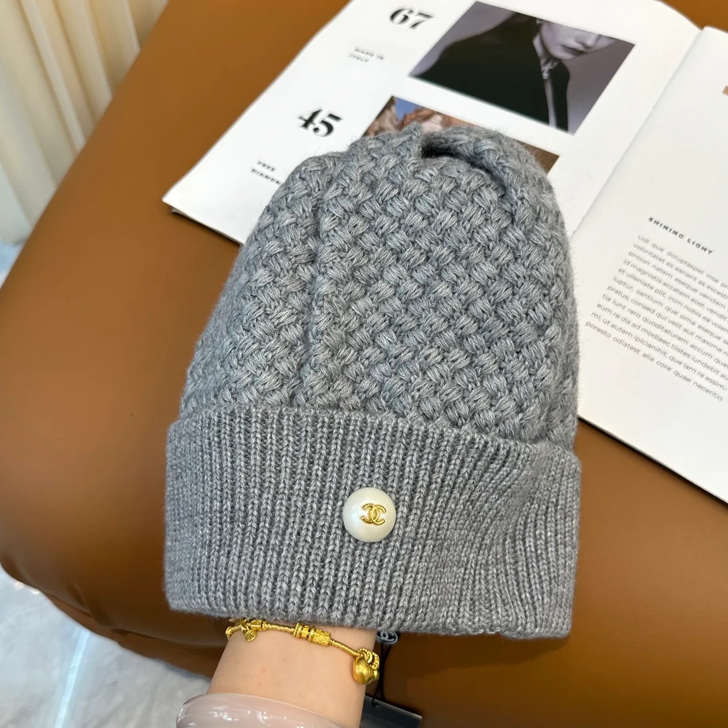 P70 Chanel official website quality Chanel autumn and winter fashion blogger recommended knitted hat, which hides a quiet sense of luxury. Every line is neat and generous, simple but not simple, generous and stylish. Every detail shows high-end taste, and the sense of fashion becomes more and more intriguing in the restraint.