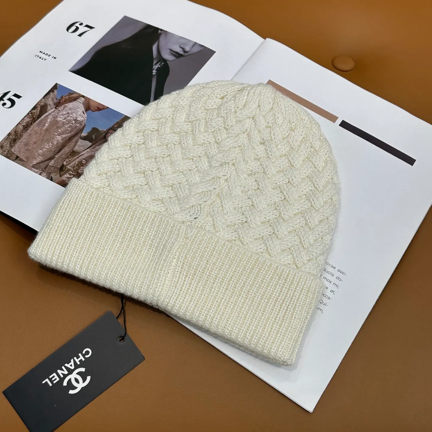 P80 Chanel official website high-quality Chanel autumn and winter knitted hat recommended by internet celebrity fashion bloggers. It hides a quiet sense of high-end. Every line is neat and generous, simple but not simple, generous and stylish. Every detail shows high-end taste, and the sense of fashion becomes more and more intriguing in the restraint.