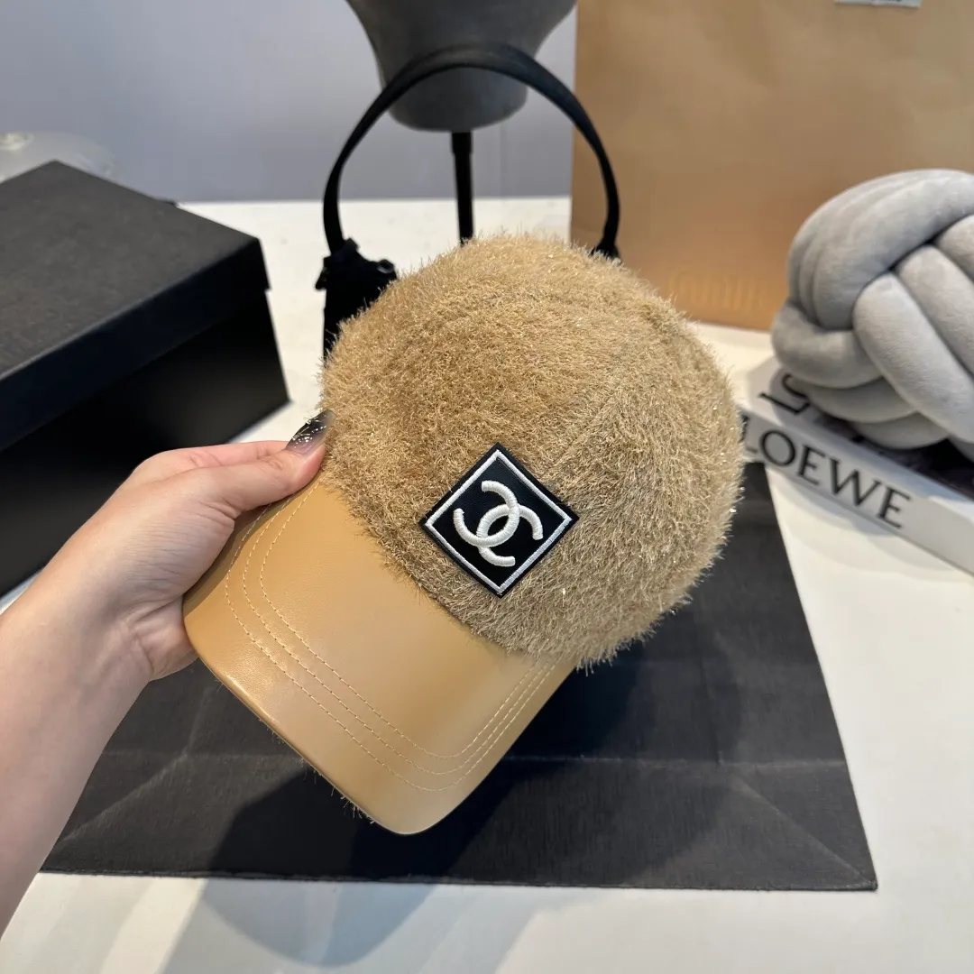 P60 CHANEL Chanel's new autumn and winter small fragrance style baseball cap🧢, the big brand model is super easy to match, one that you can wear with your eyes closed