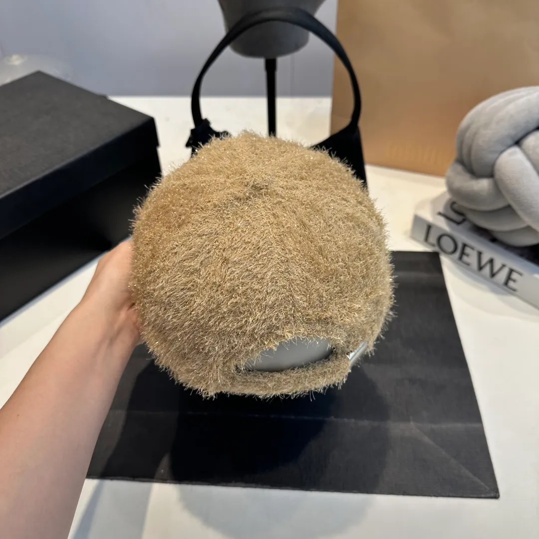 P60 CHANEL Chanel's new autumn and winter small fragrance style baseball cap🧢, the big brand model is super easy to match, one that you can wear with your eyes closed