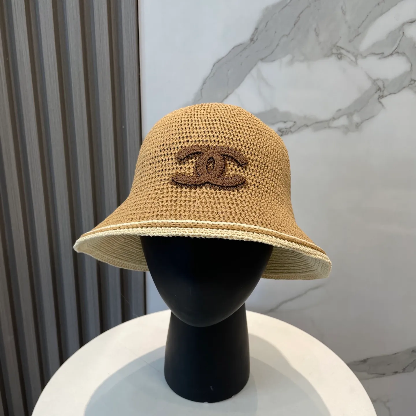 P66 CHANEL's new knitted basin hat, made of high density, a super tasteful knitted hat ~ the first choice for going out on the street! The shape of the hat is super nice, the color is perfect, and it’s light to carry! A must-have for little fairies🧚Head circumference 57cm