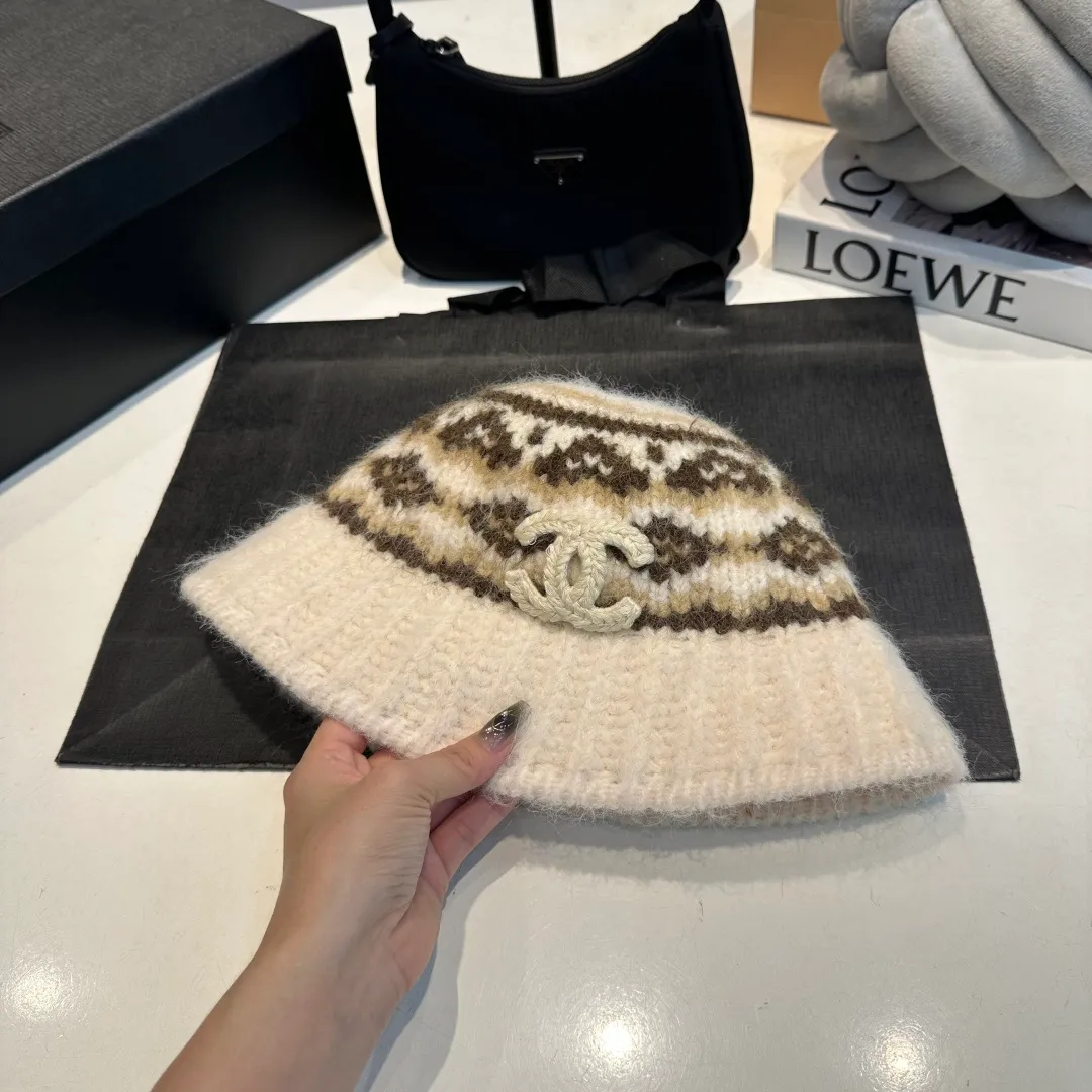 P60 CHANEL Chanel 2025 autumn and winter new small fragrant style fisherman hat unique design ~ a retro literary style