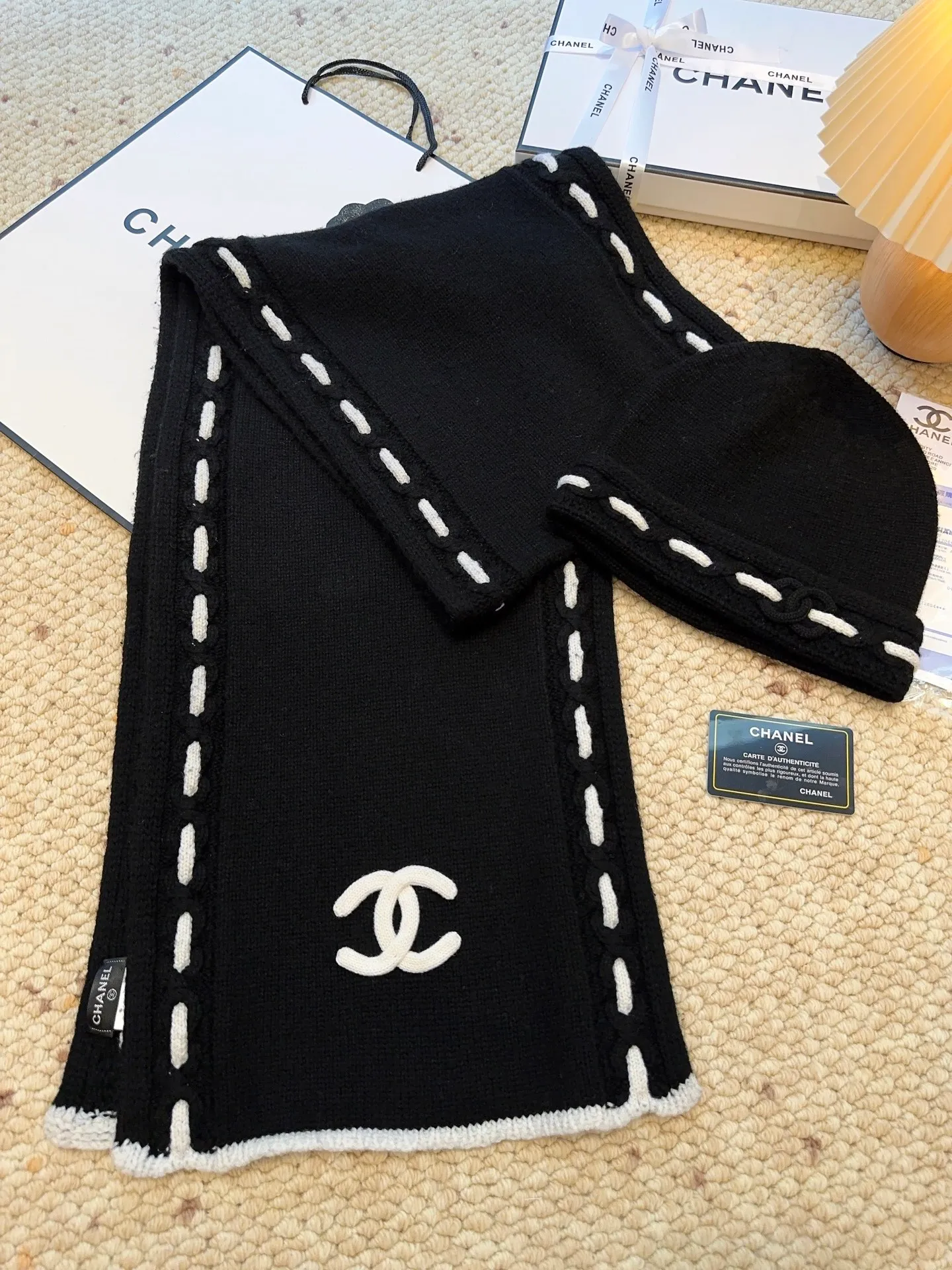 Scarf P720 Hat P460 Single selection available New arrivals! Chanel (Chanel) color-blocked striped scarf is made of wool blended material and 7-needle drawing process. The surface of the fabric has three-dimensional textures with a sense of layering and a concave and convex grid texture. After the weaving is completed, the scarf is hand-picked with the logo in black and white classic colors to show the elegance. Wear it casually to create a simple and fashionable feeling and immediately enhance the overall look.