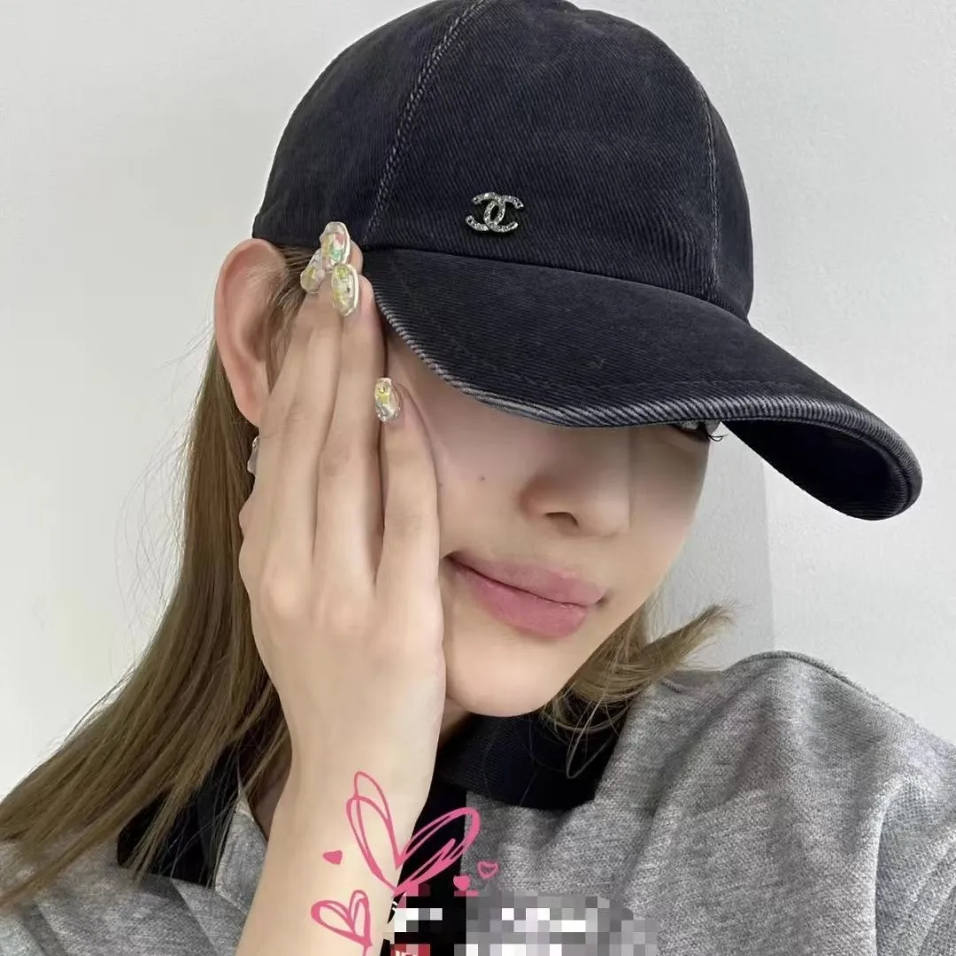 P60 Chanel denim baseball cap, a timeless classic in the fashion industry👑 The simple and elegant style is Chanel's unique interpretation of fashion. There are two denim tones, blue and gray, one full of energy and the other calm and restrained, both exuding an innate sense of high-end. The large brim design is not only a practical tool for blocking the sun, but also an excellent assistant for modifying your face. Whether you have a heart-shaped face, a round face or a square face, it can show charming lines against the background. The iconic double C logo is exquisitely embellished, low-key but flamboyantly announcing its identity. This is not only a brand logo, but also a symbol of fashion and quality.