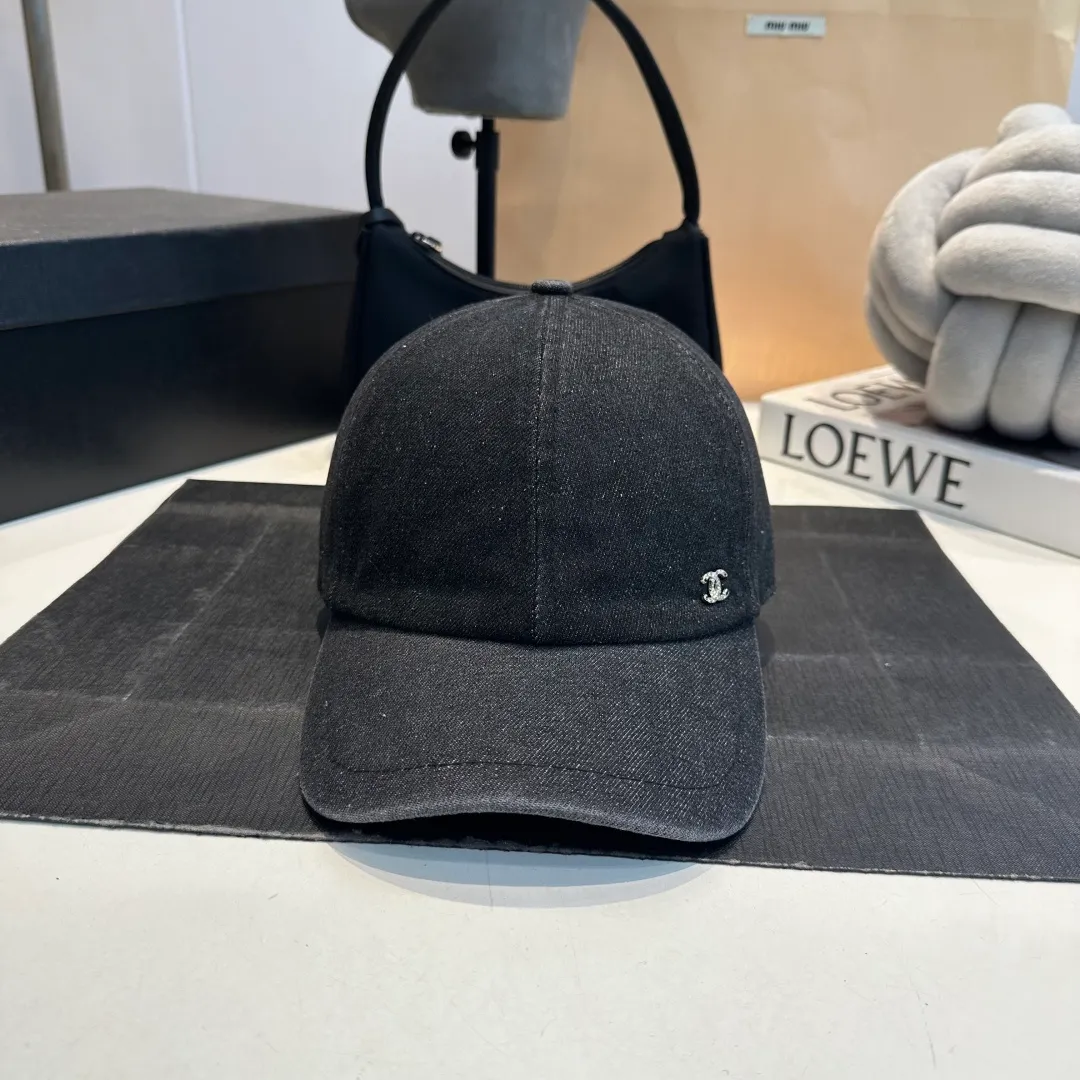 P60 Chanel denim baseball cap, a timeless classic in the fashion industry👑 The simple and elegant style is Chanel's unique interpretation of fashion. There are two denim tones, blue and gray, one full of energy and the other calm and restrained, both exuding an innate sense of high-end. The large brim design is not only a practical tool for blocking the sun, but also an excellent assistant for modifying your face. Whether you have a heart-shaped face, a round face or a square face, it can show charming lines against the background. The iconic double C logo is exquisitely embellished, low-key but flamboyantly announcing its identity. This is not only a brand logo, but also a symbol of fashion and quality.