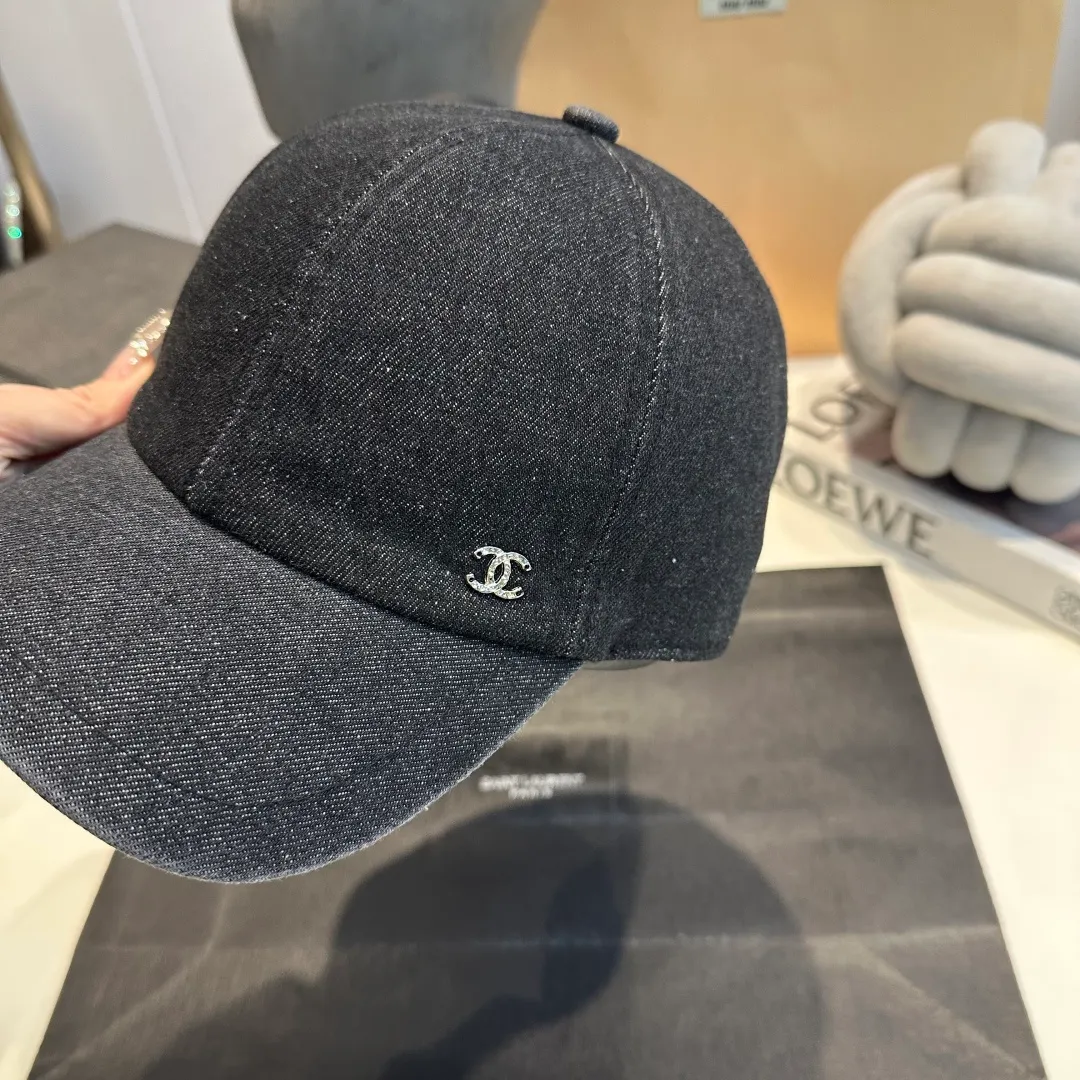 P60 Chanel denim baseball cap, a timeless classic in the fashion industry👑 The simple and elegant style is Chanel's unique interpretation of fashion. There are two denim tones, blue and gray, one full of energy and the other calm and restrained, both exuding an innate sense of high-end. The large brim design is not only a practical tool for blocking the sun, but also an excellent assistant for modifying your face. Whether you have a heart-shaped face, a round face or a square face, it can show charming lines against the background. The iconic double C logo is exquisitely embellished, low-key but flamboyantly announcing its identity. This is not only a brand logo, but also a symbol of fashion and quality.