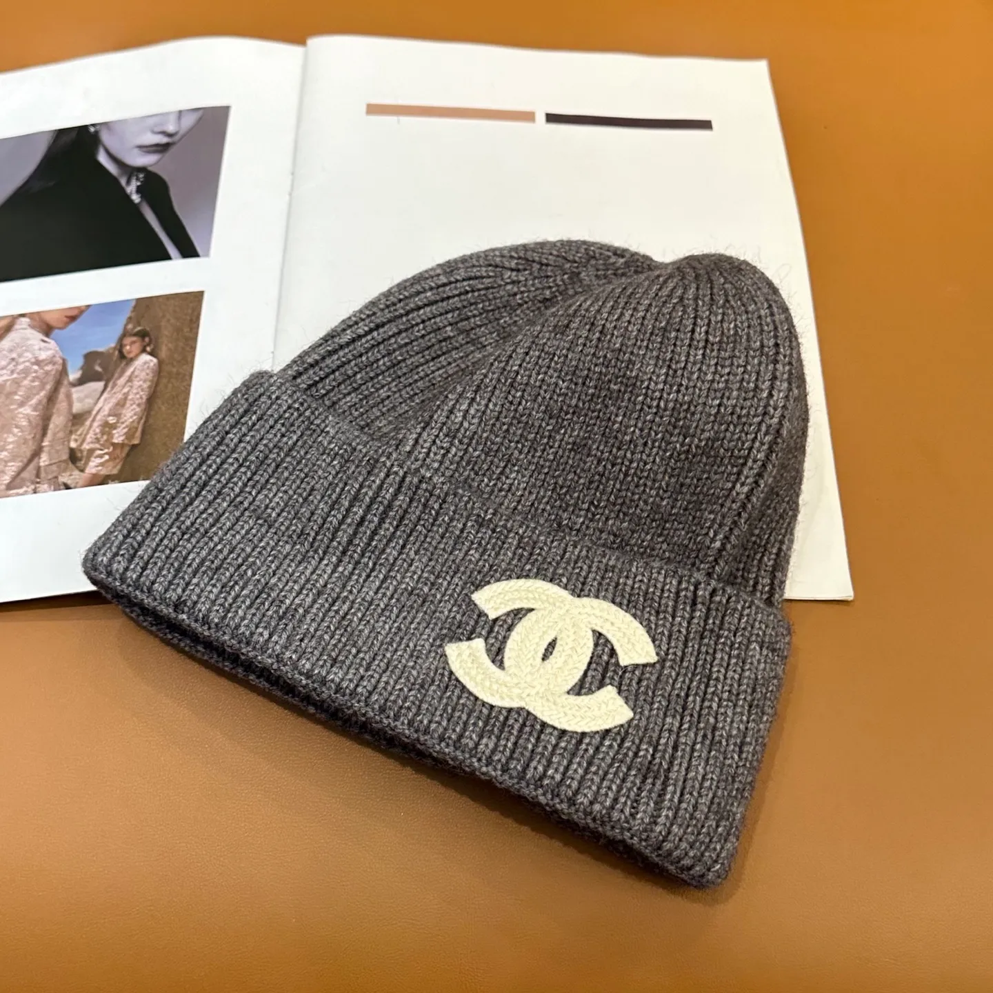 P56 comes with dust bag 🌺 [CHANEL] New rabbit fur knitted hat, Xiaohongshu, the main recommendation of major Internet celebrities! Thicker and warmer, fashionable and popular🌸First-class texture, the best brand for keeping warm in autumn and winter, order now, limited quantity available