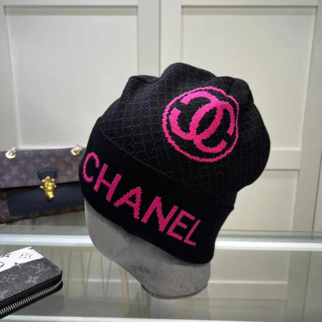 P42 comes with dust bag. CHANEL🎩cashmere wool quality knitted hat, fashionable, good quality, high-end, super soft! Super hot💖The texture is great and it’s great to match when out on the street! Fashion trends! A must-have item for autumn and winter, get it now!