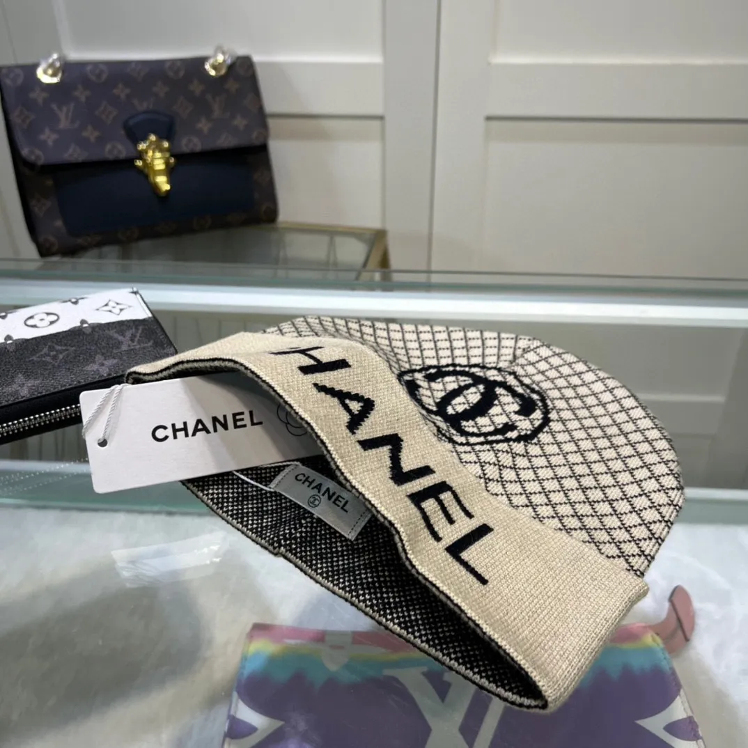 P42 comes with dust bag. CHANEL🎩cashmere wool quality knitted hat, fashionable, good quality, high-end, super soft! Super hot💖The texture is great and it’s great to match when out on the street! Fashion trends! A must-have item for autumn and winter, get it now!