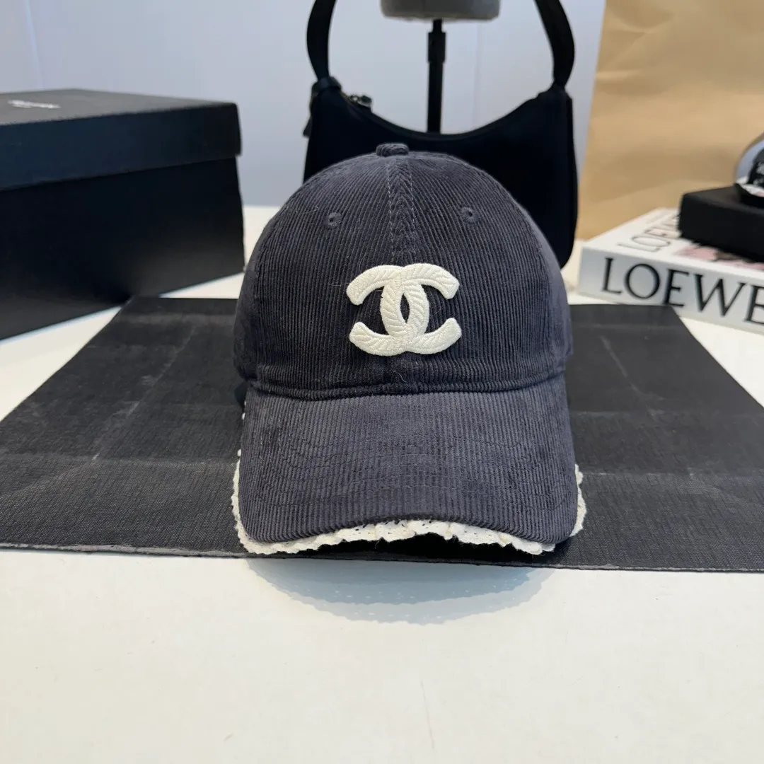 P70 Chanel's new autumn corduroy baseball cap 🧢 The colors of the small label are really eye-catching. The soft-top design of the entire hat fits perfectly on the head and is very comfortable. The color and texture are relatively retro and very versatile. Highly recommended. A must-have item for everyone✔️✔️