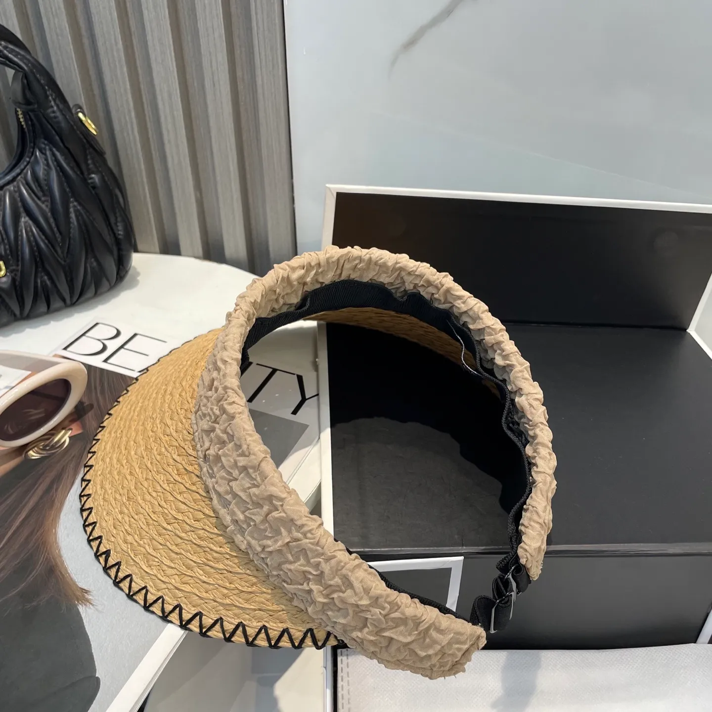 P70 Chanel's new hollow top hat, sweet style 💙Because the hat is hollow, you won't feel stuffy in summer and it doesn't pick up your hairstyle and face shape! The sun protection effect is no less than that of a professional sun protection cloth hat. Just buy the western style one🙄