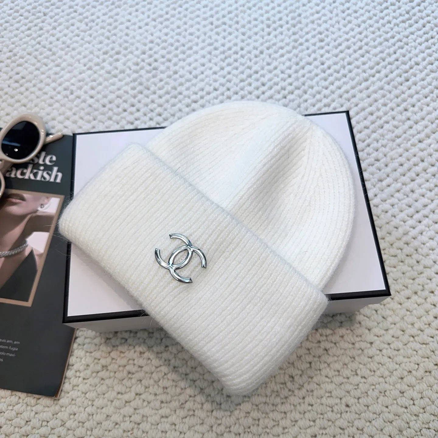 P60 comes with dust bag 🌺 [CHANEL] New rabbit fur knitted hat, Xiaohongshu, the main recommendation of major Internet celebrities! Thicker and warmer, fashionable and popular🌸First-class texture, the best brand for keeping warm in autumn and winter, order now, limited quantity available