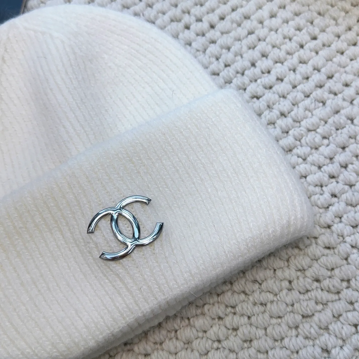 P60 comes with dust bag 🌺 [CHANEL] New rabbit fur knitted hat, Xiaohongshu, the main recommendation of major Internet celebrities! Thicker and warmer, fashionable and popular🌸First-class texture, the best brand for keeping warm in autumn and winter, order now, limited quantity available