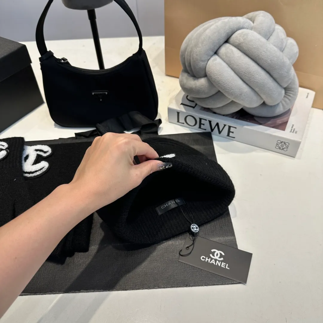P170 CHANEL Xiaohongshu popular style, official website new classic suit hat! Hat+glove+hat feels great! It’s warm and super comfortable. This winter, all you need is a hat set like this. It’s warm and fashionable! Welcome to choose!