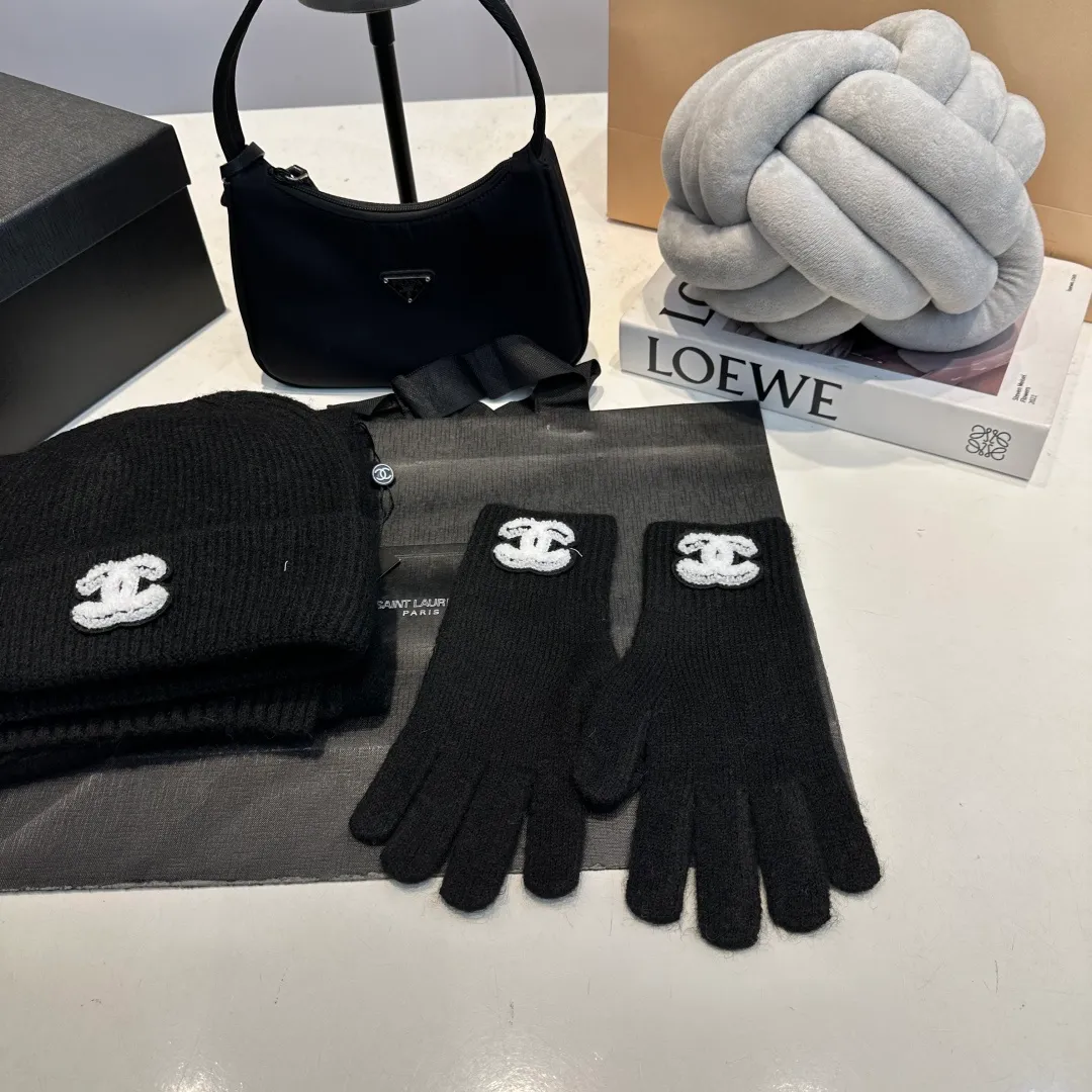 P170 CHANEL Xiaohongshu popular style, official website new classic suit hat! Hat+glove+hat feels great! It’s warm and super comfortable. This winter, all you need is a hat set like this. It’s warm and fashionable! Welcome to choose!