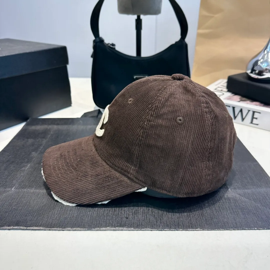 P70 Chanel's new autumn corduroy baseball cap 🧢 The colors of the small label are really eye-catching. The soft-top design of the entire hat fits perfectly on the head and is very comfortable. The color and texture are relatively retro and very versatile. Highly recommended. A must-have item for everyone✔️✔️