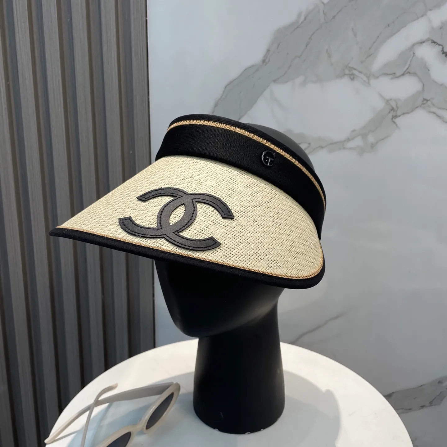 P50 Chanel's new empty top hat, sweet style 💙Because the hat has an empty top, you won't have a dull feeling in summer and it doesn't pick up your hairstyle and face shape! The sun protection effect is no less than that of a professional sun protection cloth hat. Just buy the western style one🙄