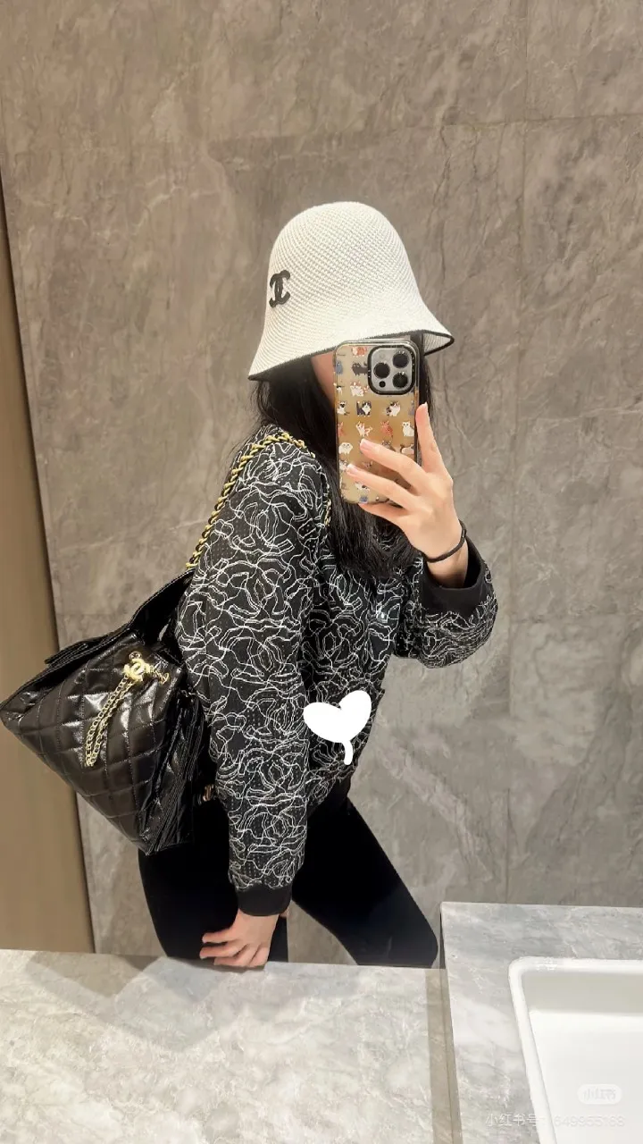 P280 Hot 🔥The trendy little item on the Internet is the Chanel 25c high version bucket hat. It has versatile colors and a small sheepskin logo. It is really textured. The key point is that it looks super good when worn. It is super small and has a French style for celebrities. It can be worn in all seasons 👍👍👍