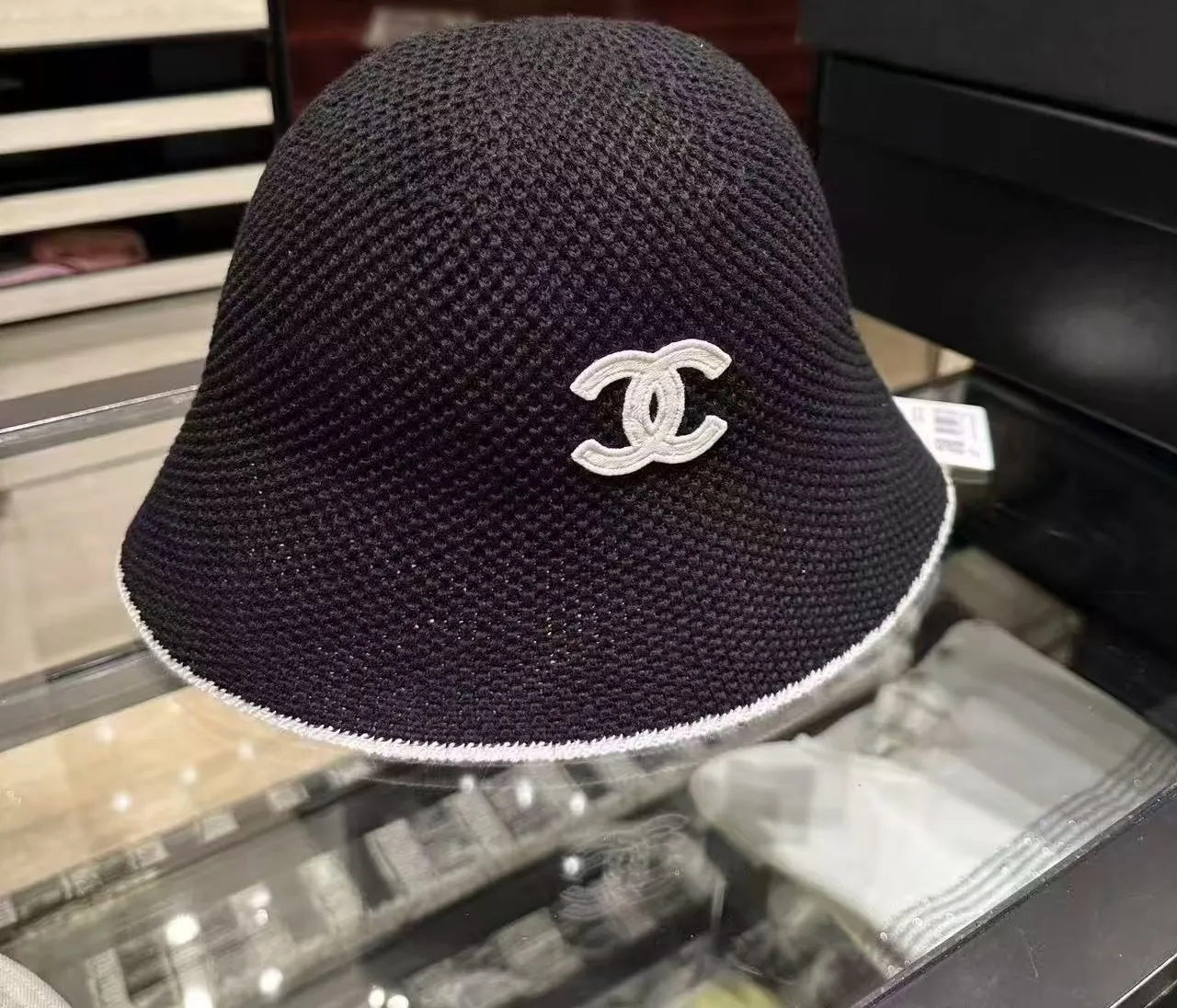 P280 Hot 🔥The trendy little item on the Internet is the Chanel 25c high version bucket hat. It has versatile colors and a small sheepskin logo. It is really textured. The key point is that it looks super good when worn. It is super small and has a French style for celebrities. It can be worn in all seasons 👍👍👍