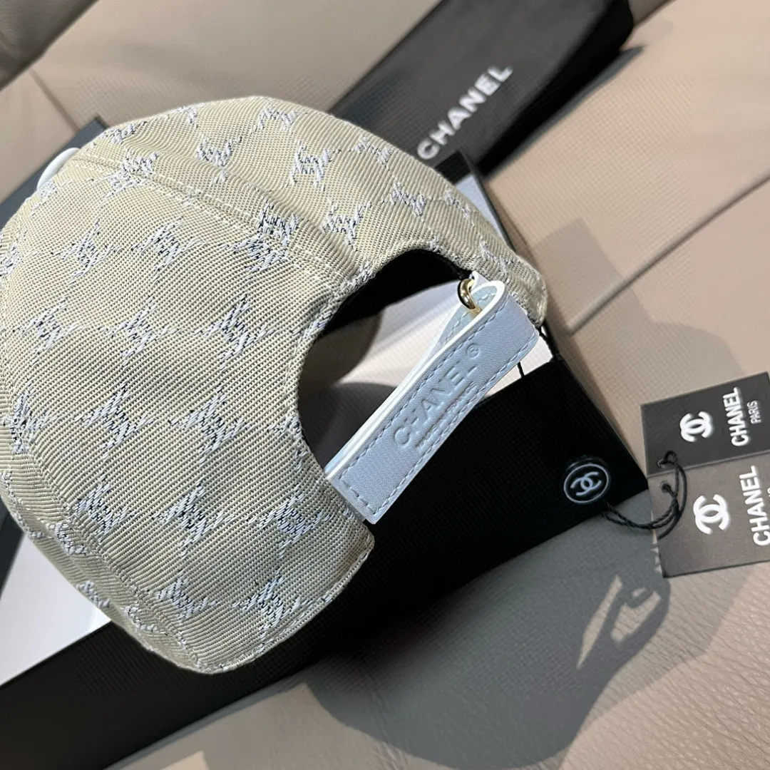 p90 new model shipped!   , Chanel (Chanel) new original baseball cap, small double C jacquard, 1:1 mold opening and customization at the counter, original canvas fabric + first layer of cowhide, light and breathable! The quality is great, the basic head circumference is 56cm, and the patch is adjustable.