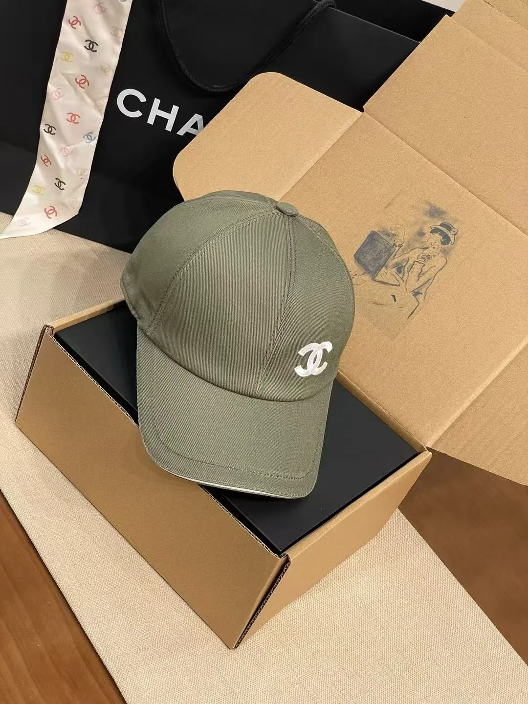 The P90 Chanel baseball cap is really amazing! New colors: Olive green is full of vitality, khaki is gentle and versatile, and the simple tones are perfect for daily outings~ The iconic double C logo is low-key and luxurious, and the exquisite embroidery highlights the quality. Wear it casually and you will instantly feel fashionable. Who wouldn’t love it?