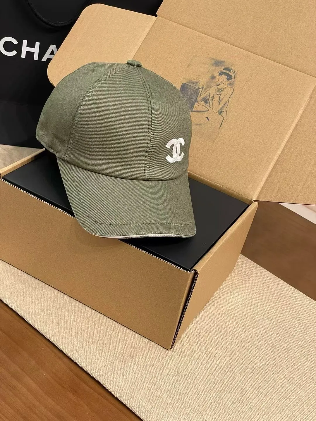 The P90 Chanel baseball cap is really amazing! New colors: Olive green is full of vitality, khaki is gentle and versatile, and the simple tones are perfect for daily outings~ The iconic double C logo is low-key and luxurious, and the exquisite embroidery highlights the quality. Wear it casually and you will instantly feel fashionable. Who wouldn’t love it?