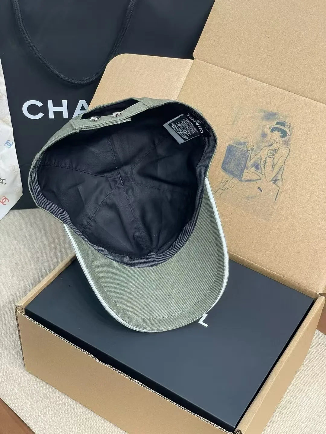 The P90 Chanel baseball cap is really amazing! New colors: Olive green is full of vitality, khaki is gentle and versatile, and the simple tones are perfect for daily outings~ The iconic double C logo is low-key and luxurious, and the exquisite embroidery highlights the quality. Wear it casually and you will instantly feel fashionable. Who wouldn’t love it?