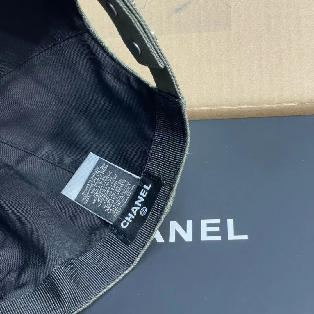 The P90 Chanel baseball cap is really amazing! New colors: Olive green is full of vitality, khaki is gentle and versatile, and the simple tones are perfect for daily outings~ The iconic double C logo is low-key and luxurious, and the exquisite embroidery highlights the quality. Wear it casually and you will instantly feel fashionable. Who wouldn’t love it?