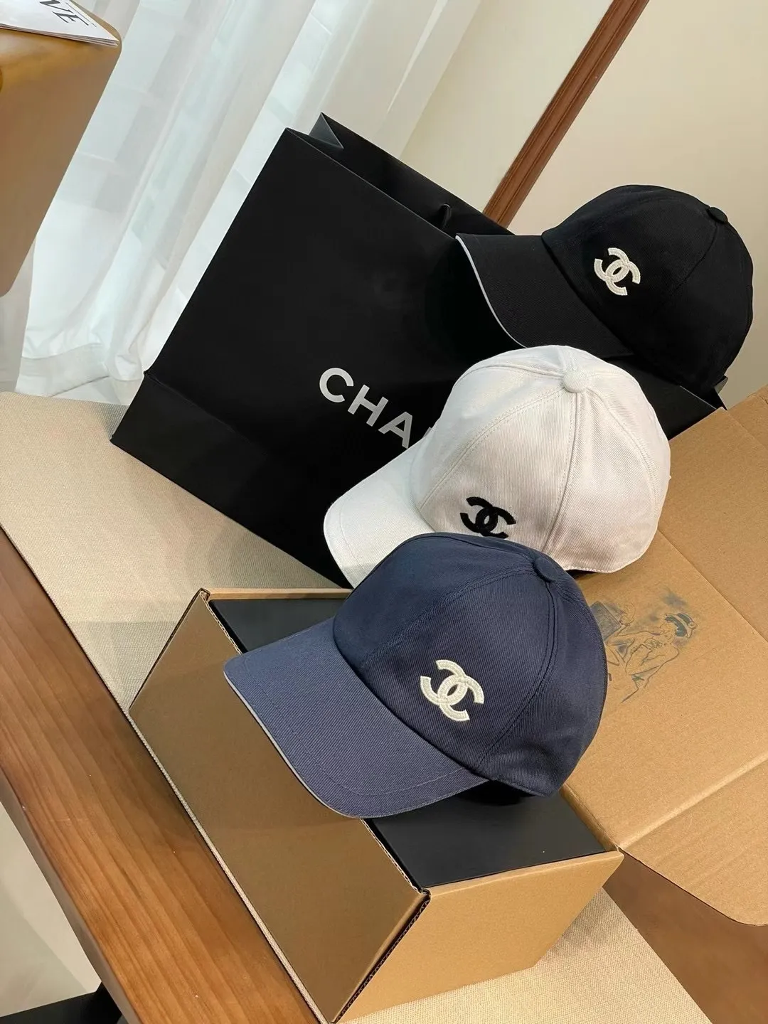 The P90 Chanel baseball cap is really amazing! New colors: Olive green is full of vitality, khaki is gentle and versatile, and the simple tones are perfect for daily outings~ The iconic double C logo is low-key and luxurious, and the exquisite embroidery highlights the quality. Wear it casually and you will instantly feel fashionable. Who wouldn’t love it?