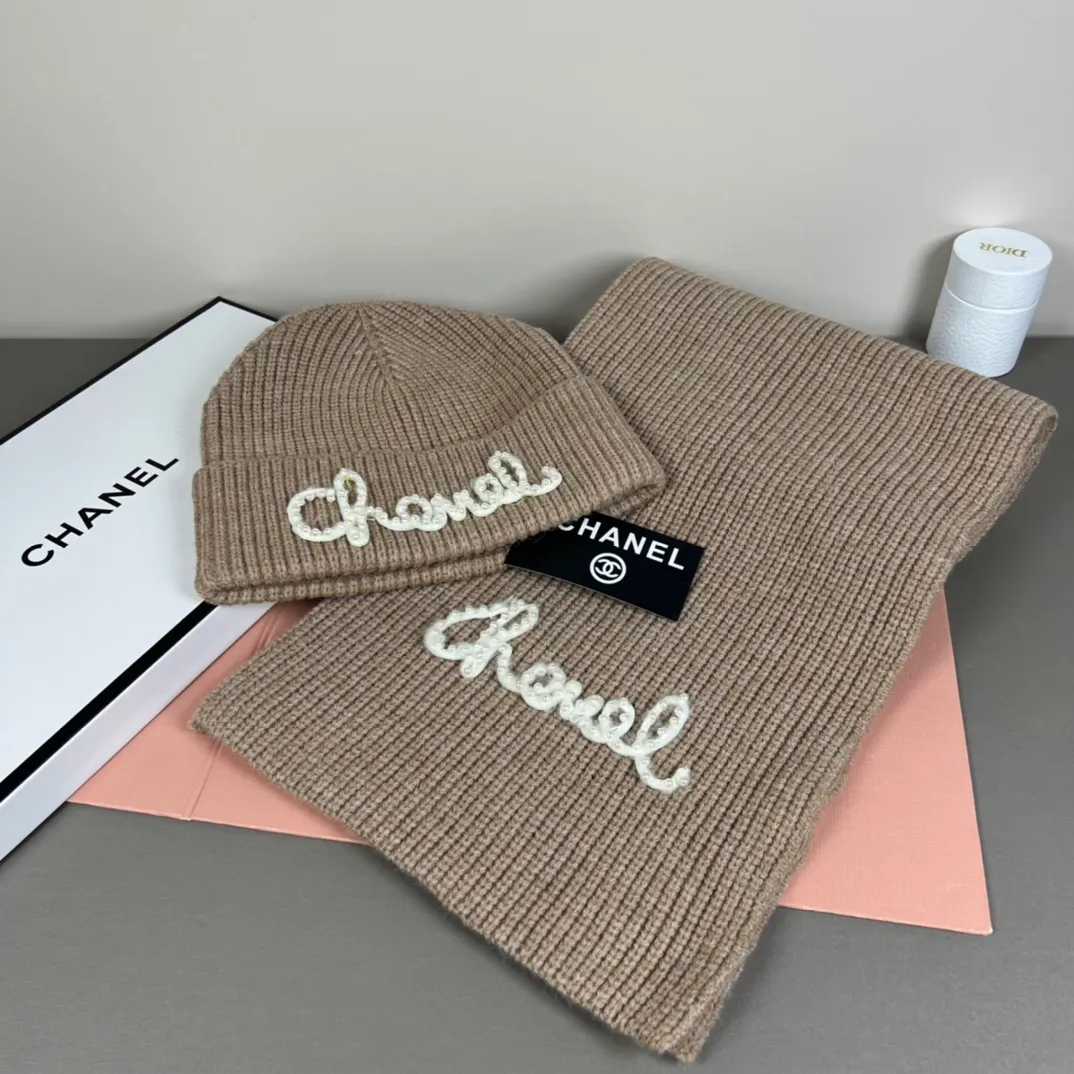P160 CHANEL Xiaohongshu hot style, official website new classic suit hat! Hat ➕Scarf! It feels great in hand! It’s warm and super comfortable. This winter, all you need is a hat set like this. It’s warm and fashionable! Welcome to choose!!