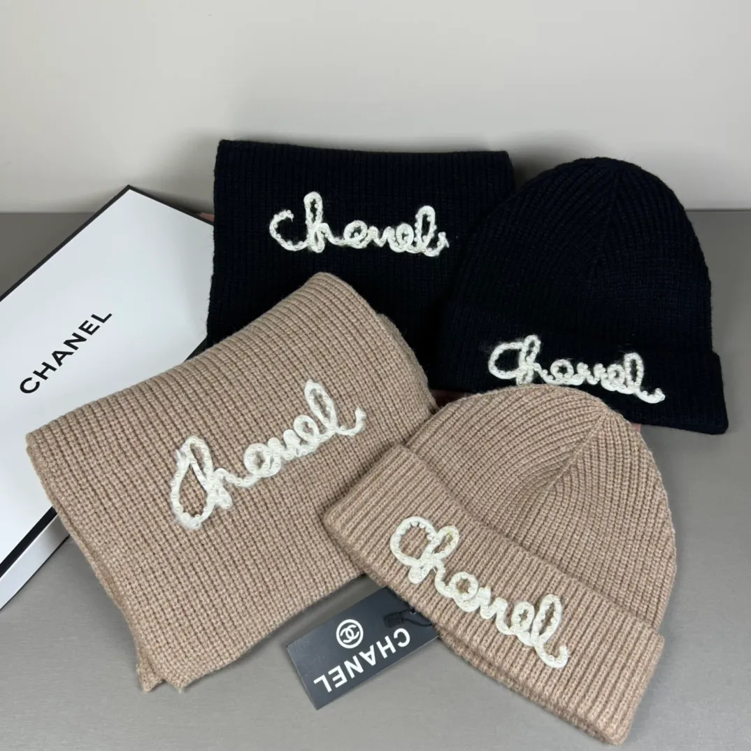 P160 CHANEL Xiaohongshu hot style, official website new classic suit hat! Hat ➕Scarf! It feels great in hand! It’s warm and super comfortable. This winter, all you need is a hat set like this. It’s warm and fashionable! Welcome to choose!!