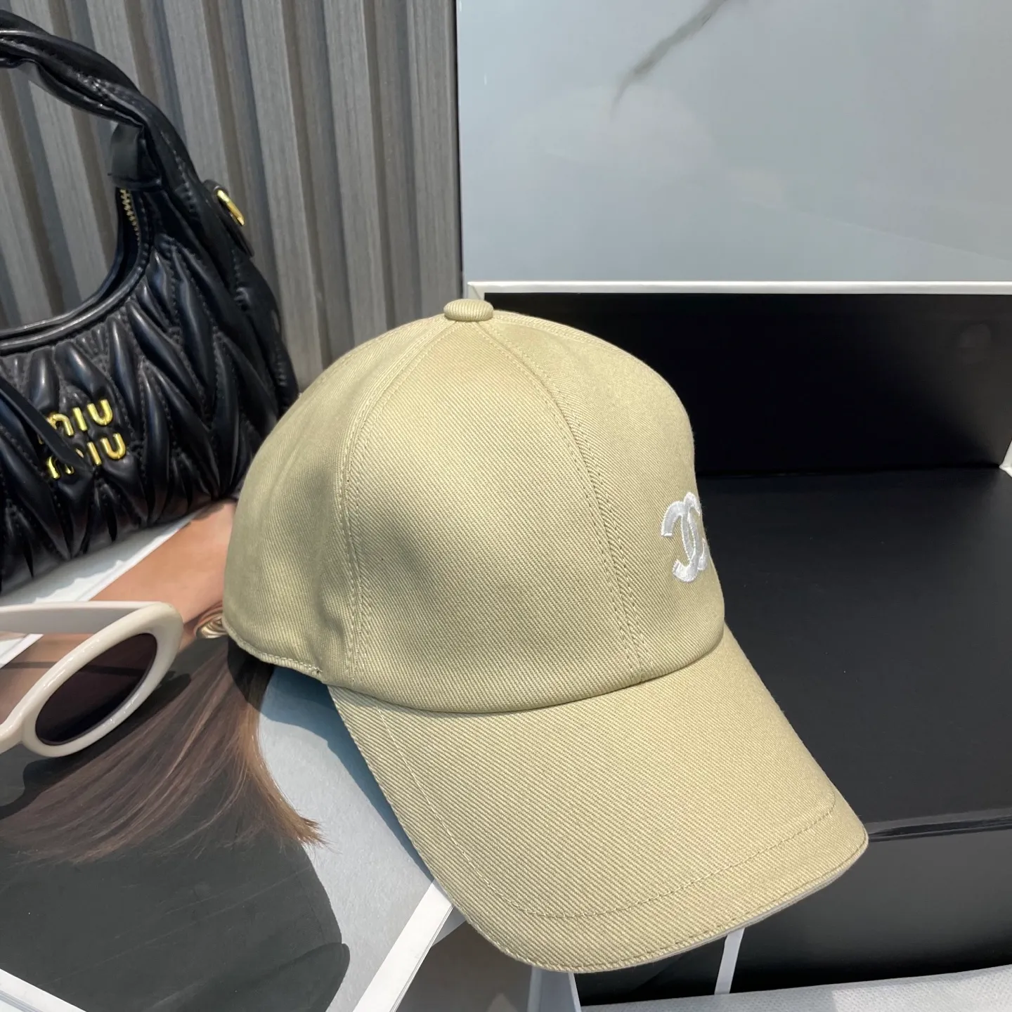 P90 Chanel counter new original embroidered baseball cap, 1:1 mold customization, three-dimensional embroidery, exquisite and flawless! 100% pure cotton fabric, original factory quality, exclusive physical photography.