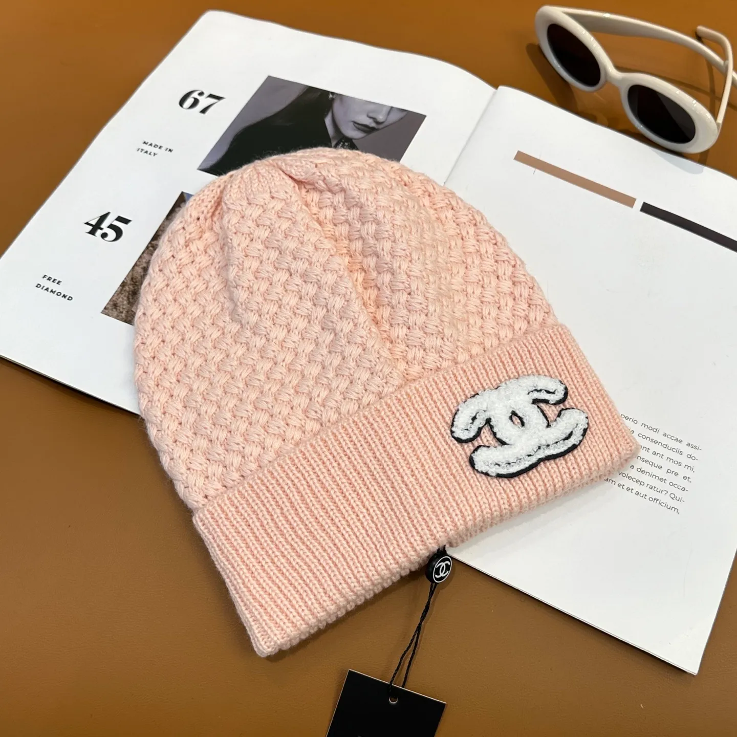 P70 Chanel official website quality Chanel autumn and winter fashion blogger recommended knitted hat, which hides a quiet sense of luxury. Every line is neat and generous, simple but not simple, generous and stylish. Every detail shows high-end taste, and the sense of fashion becomes more and more intriguing in the restraint.