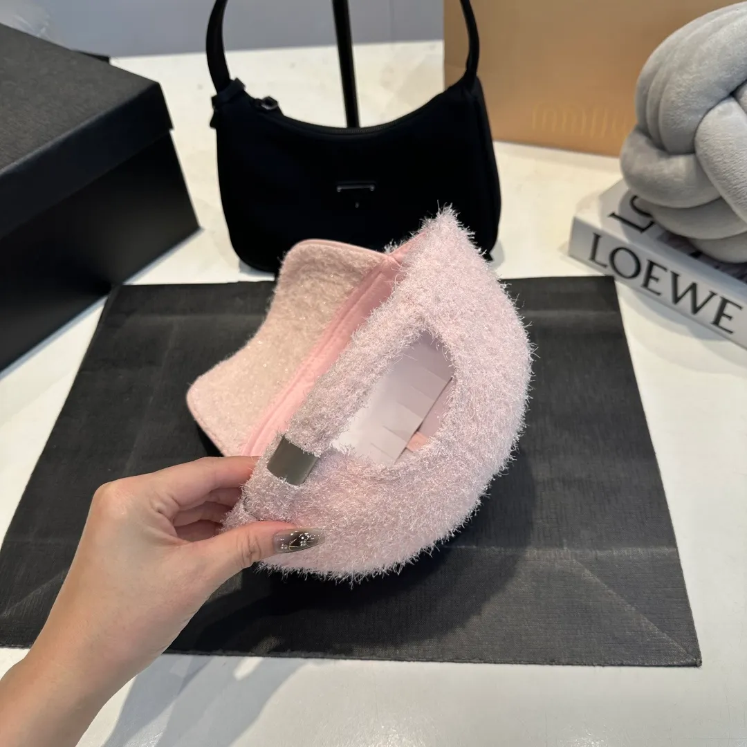 P60 CHANEL Chanel's new autumn and winter small fragrance style baseball cap🧢, the big brand model is super easy to match, one that you can wear with your eyes closed
