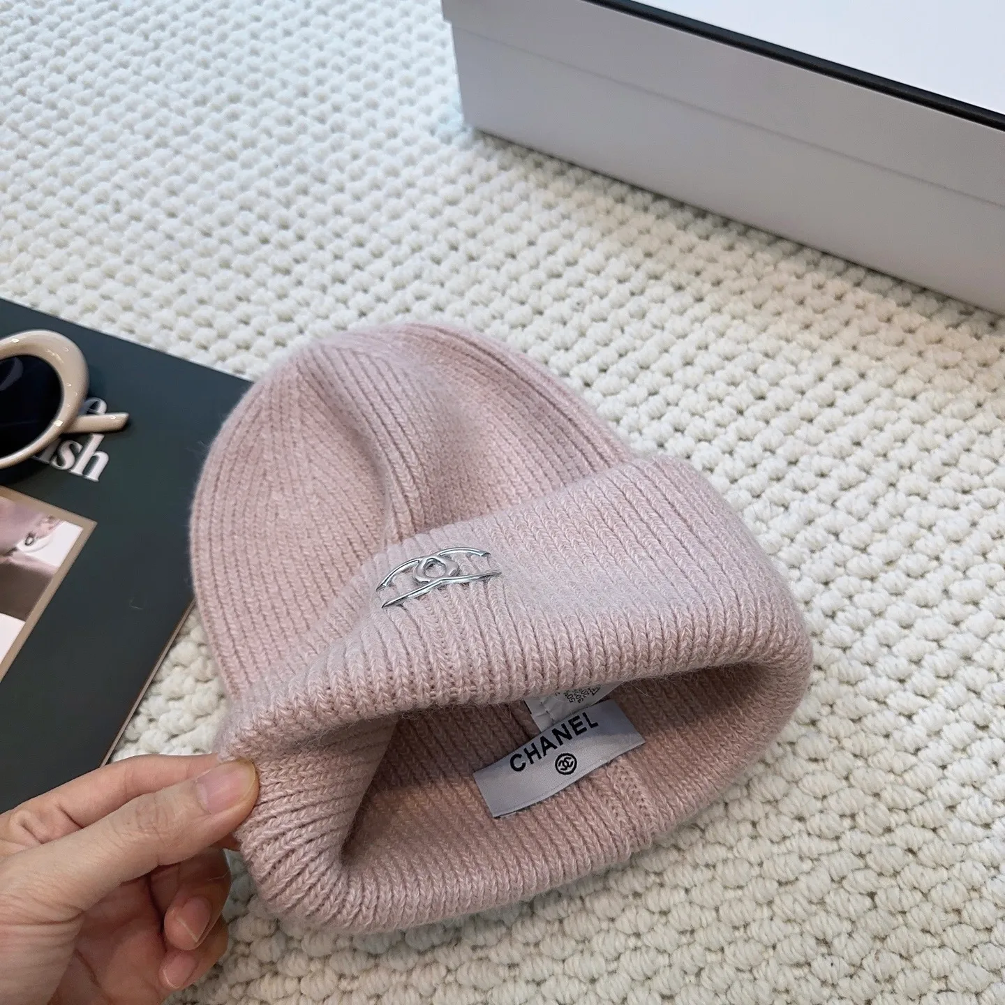 P60 comes with dust bag 🌺 [CHANEL] New rabbit fur knitted hat, Xiaohongshu, the main recommendation of major Internet celebrities! Thicker and warmer, fashionable and popular🌸First-class texture, the best brand for keeping warm in autumn and winter, order now, limited quantity available