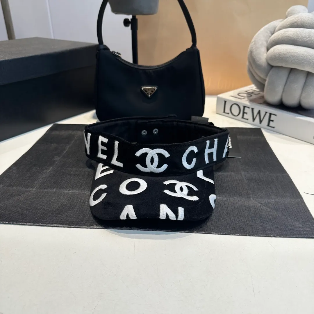 P60 CHANEL original empty top hat, a must-have item in summer, because it is really easy to match, and it is really super artistic in summer when paired with cool summer style~ Just wear a little white skirt and you can attract the attention of blockbusters~