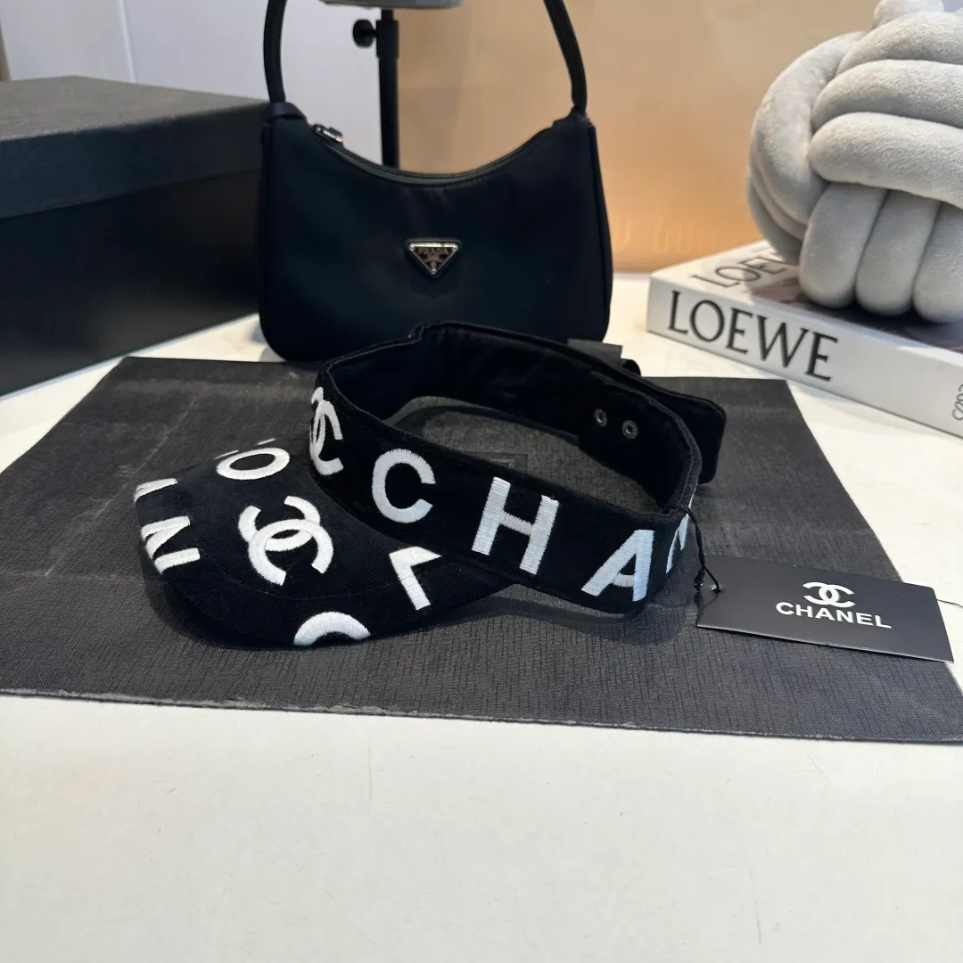 P60 CHANEL original empty top hat, a must-have item in summer, because it is really easy to match, and it is really super artistic in summer when paired with cool summer style~ Just wear a little white skirt and you can attract the attention of blockbusters~