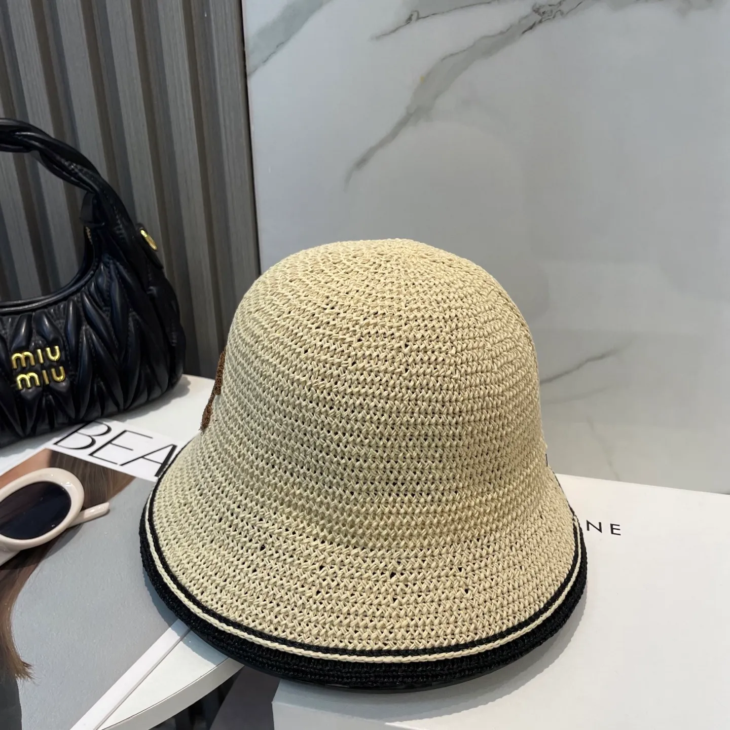 P76 CHANEL's new knitted basin hat, made of high density, a super tasteful knitted hat ~ the first choice for going out on the street! The shape of the hat is super nice, the color is perfect, and it’s light to carry! A must-have for little fairies🧚Head circumference 57cm