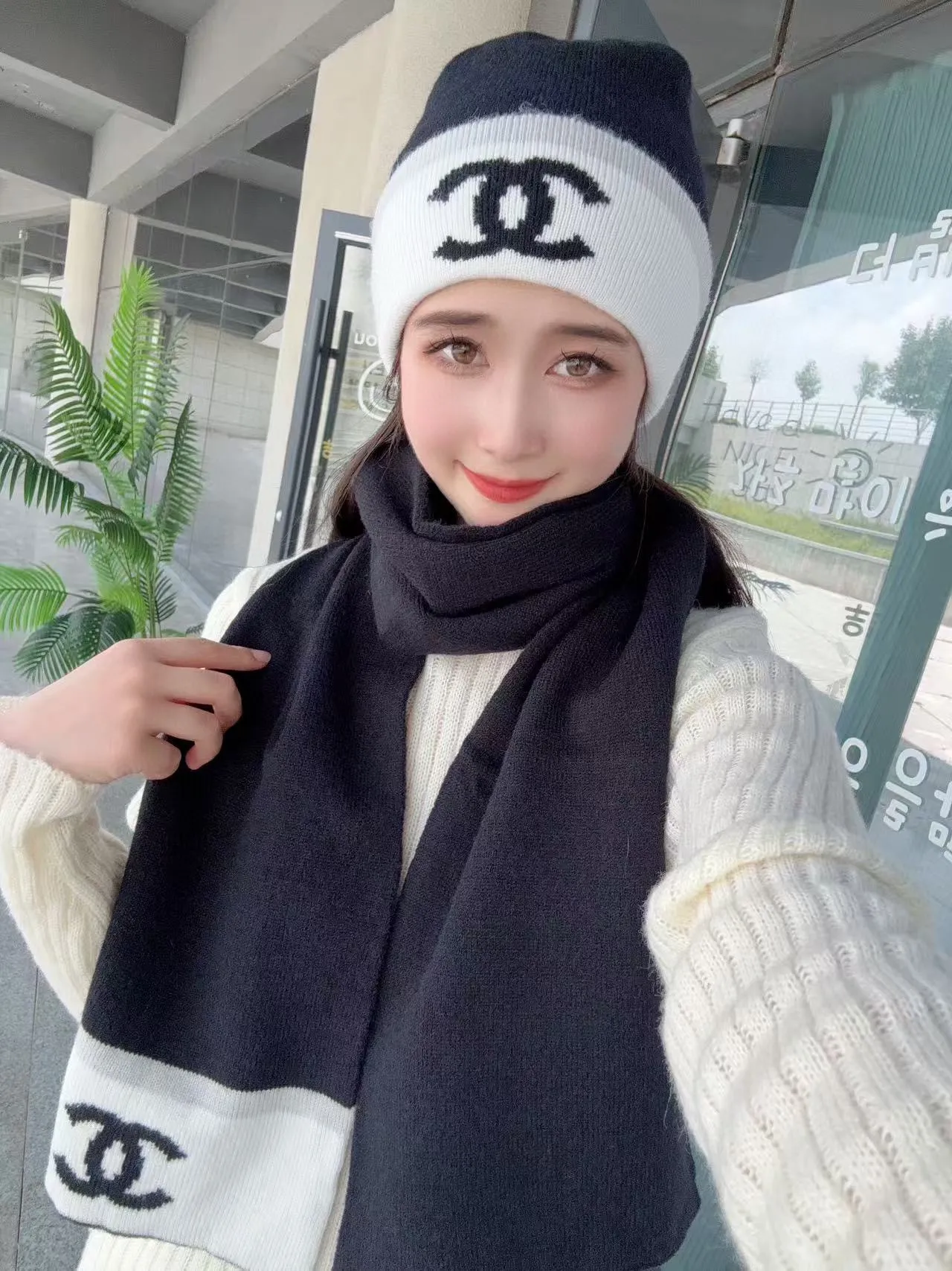 P160 CHANEL Xiaohongshu hot style, official website new classic suit hat! Hat ➕Scarf! It feels great in hand! It’s warm and super comfortable. This winter, all you need is a hat set like this. It’s warm and fashionable! Welcome to choose!!