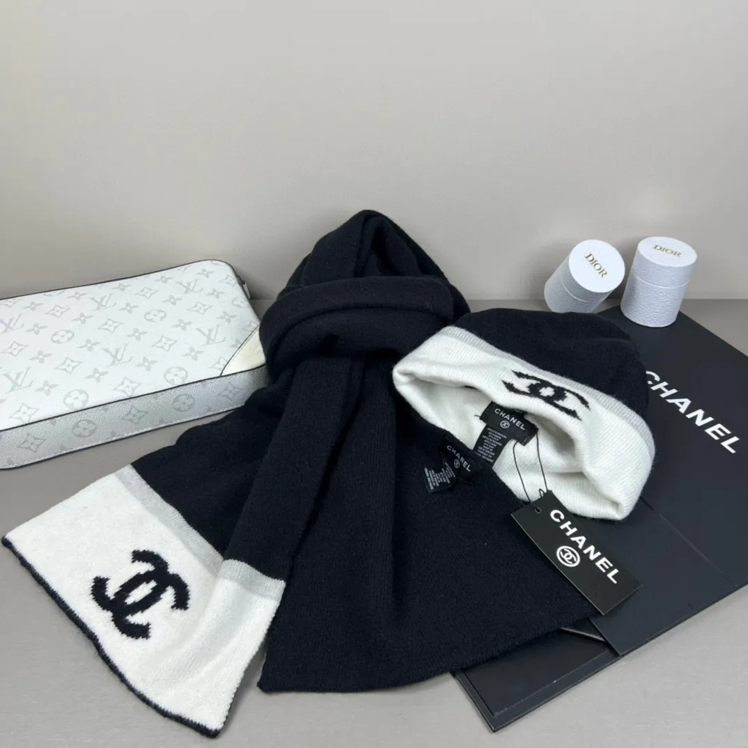 P160 CHANEL Xiaohongshu hot style, official website new classic suit hat! Hat ➕Scarf! It feels great in hand! It’s warm and super comfortable. This winter, all you need is a hat set like this. It’s warm and fashionable! Welcome to choose!!