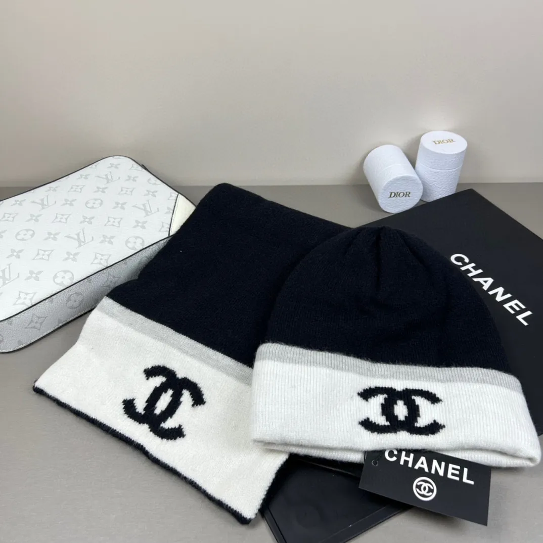 P160 CHANEL Xiaohongshu hot style, official website new classic suit hat! Hat ➕Scarf! It feels great in hand! It’s warm and super comfortable. This winter, all you need is a hat set like this. It’s warm and fashionable! Welcome to choose!!