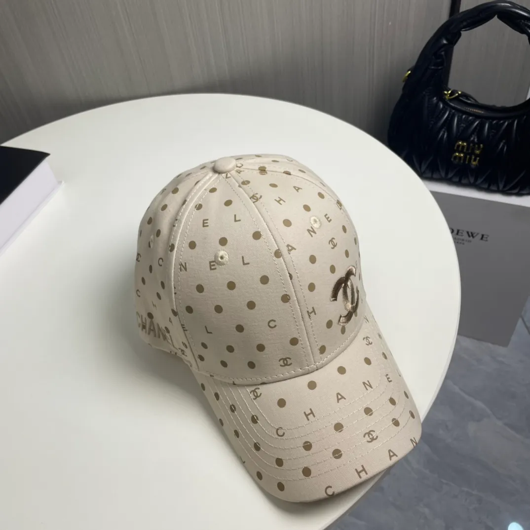 P60 CHANEL] New simple embroidered logo baseball cap 🧢New model shipped, big brand style is super easy to match, hurry up and get it
