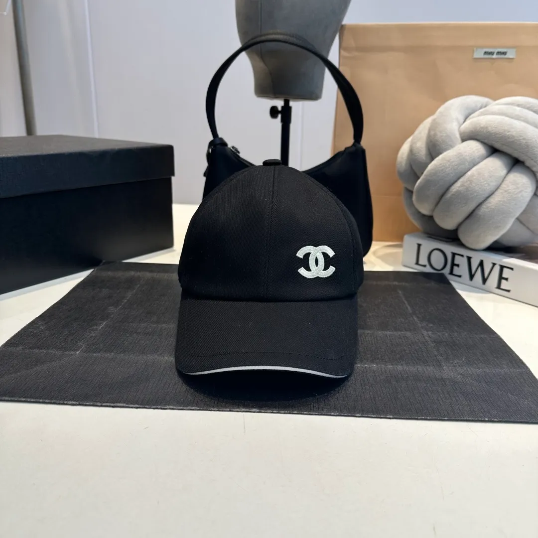 P90 These Chanel baseball caps are a must-have! The classic three colors of black, white and navy are simple and elegant. The iconic double C logo is super eye-catching and instantly enhances the fashion level💯. Whether it is paired with casual wear or a small dress, it can easily hold the whole audience~