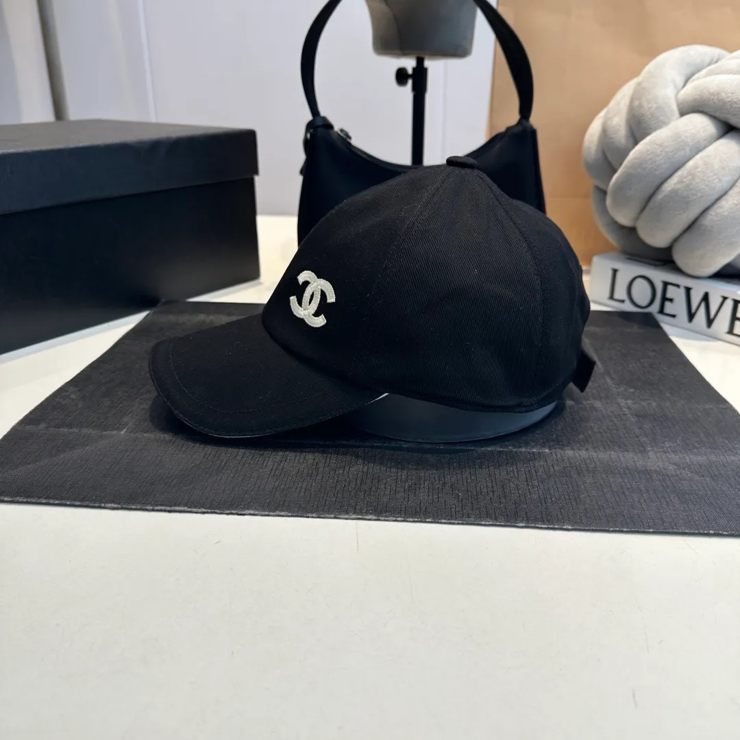 P90 These Chanel baseball caps are a must-have! The classic three colors of black, white and navy are simple and elegant. The iconic double C logo is super eye-catching and instantly enhances the fashion level💯. Whether it is paired with casual wear or a small dress, it can easily hold the whole audience~