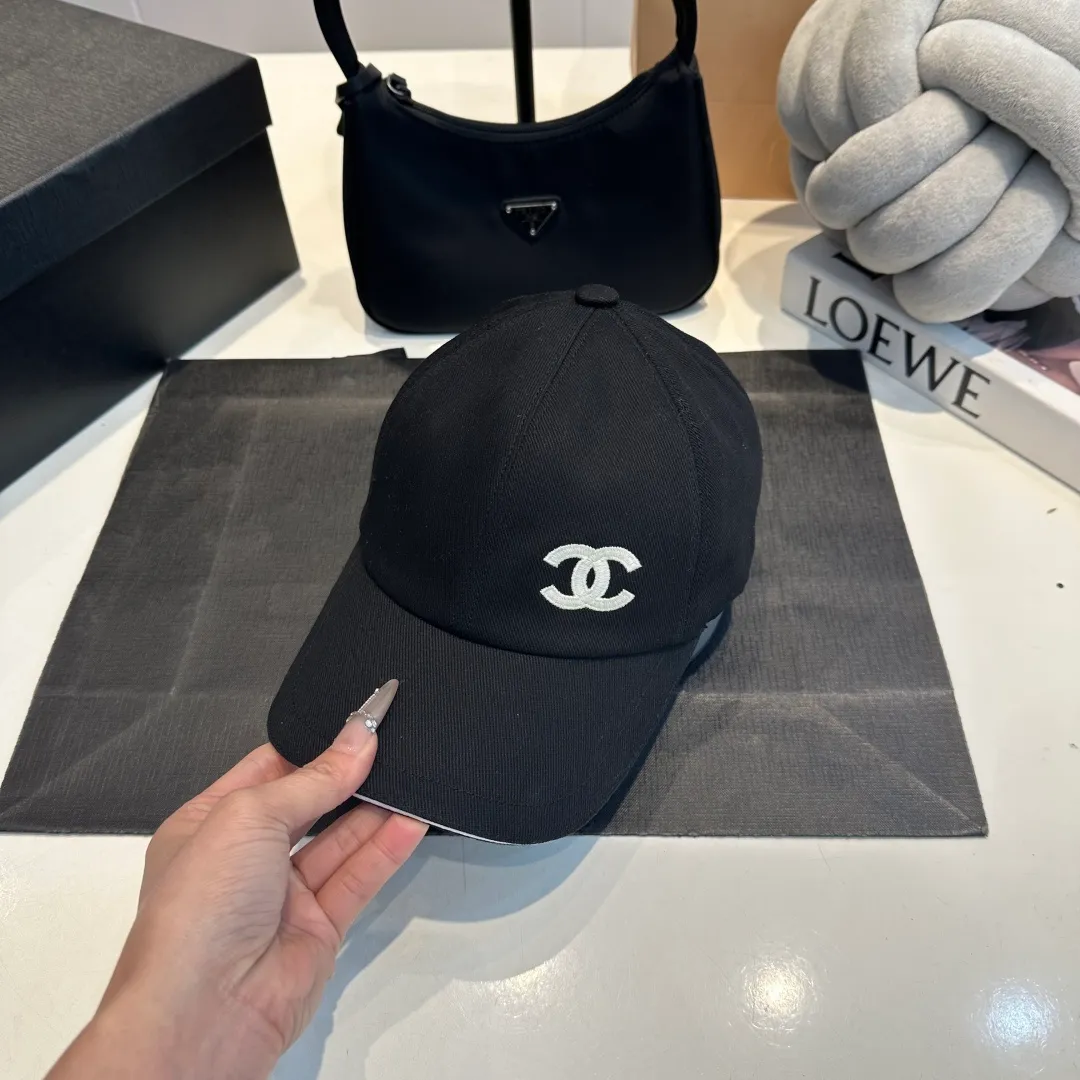 P90 These Chanel baseball caps are a must-have! The classic three colors of black, white and navy are simple and elegant. The iconic double C logo is super eye-catching and instantly enhances the fashion level💯. Whether it is paired with casual wear or a small dress, it can easily hold the whole audience~