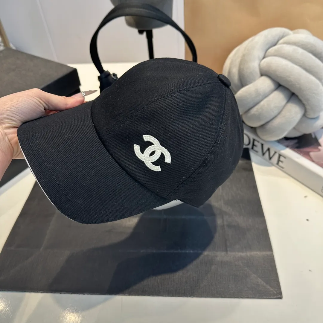 P90 These Chanel baseball caps are a must-have! The classic three colors of black, white and navy are simple and elegant. The iconic double C logo is super eye-catching and instantly enhances the fashion level💯. Whether it is paired with casual wear or a small dress, it can easily hold the whole audience~
