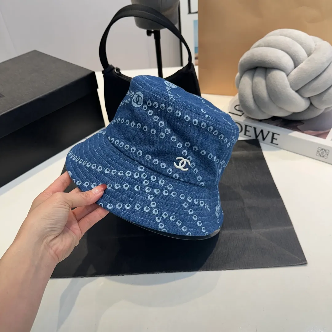 P60 Chanel/Chanel's new fisherman hat has a perfect shape and can be used with various head shapes! Hepburn hood type, flatters the face shape and provides better sun protection! Head circumference:58cm