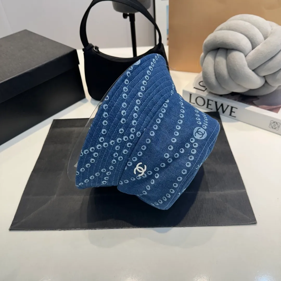 P60 Chanel/Chanel's new fisherman hat has a perfect shape and can be used with various head shapes! Hepburn hood type, flatters the face shape and provides better sun protection! Head circumference:58cm