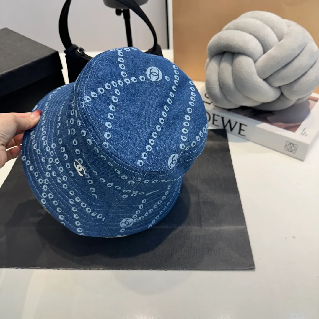 P60 Chanel/Chanel's new fisherman hat has a perfect shape and can be used with various head shapes! Hepburn hood type, flatters the face shape and provides better sun protection! Head circumference:58cm
